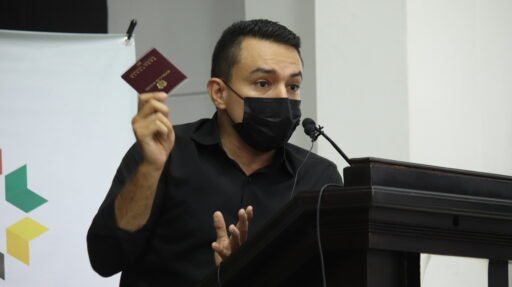 Diputado denuncia presunta red de tramitadores en la Oficina de Pasaportes del departamento de Santander